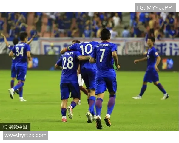 《聚焦足球写真:球星风采与赛场背后的真实故事》 《聚焦足球写真:球星风采与赛场背后的真实故事》